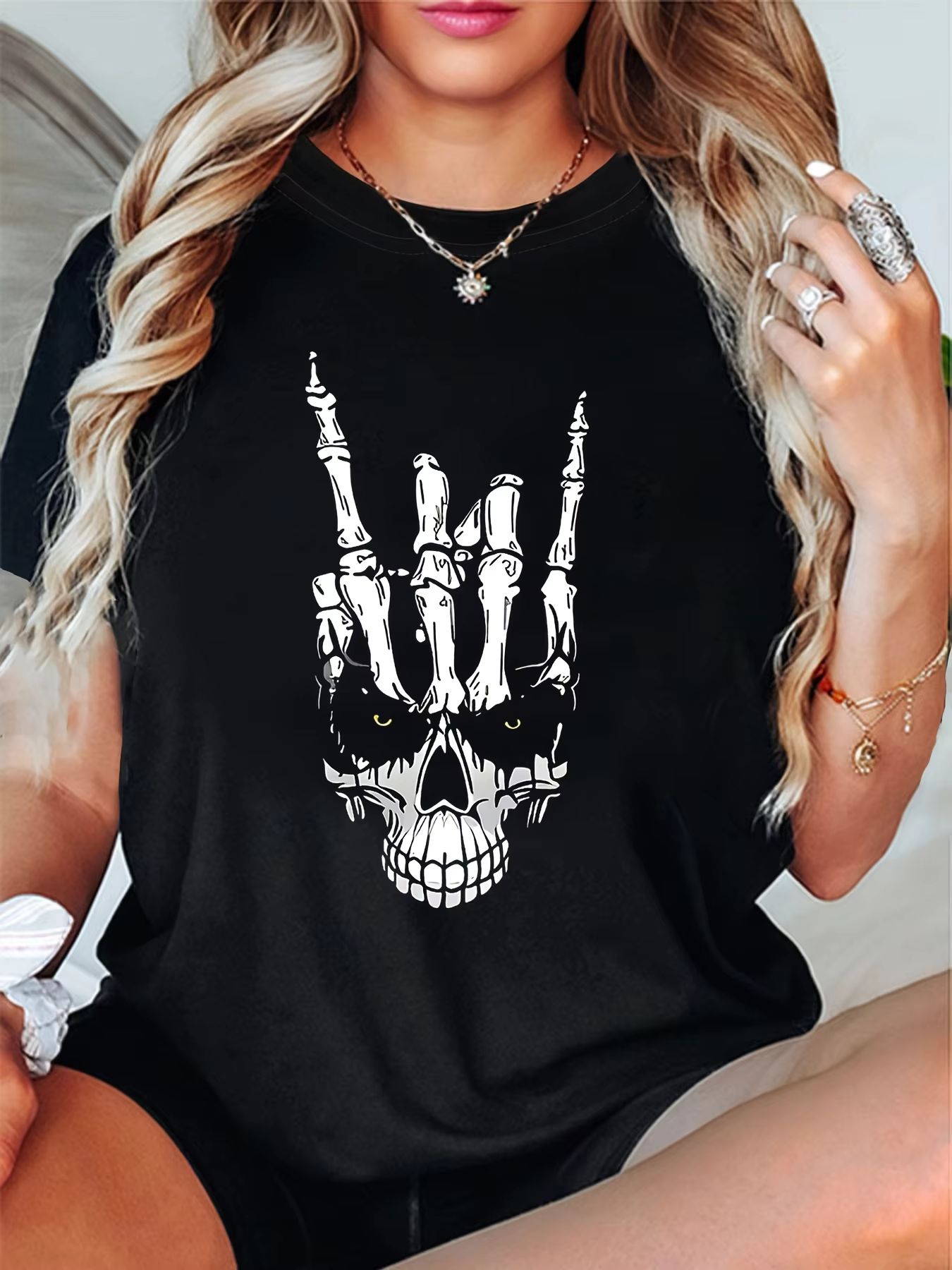 T-shirt gothique pour femme à manches courtes et col rond avec imprimé main squelette rock pour les 
