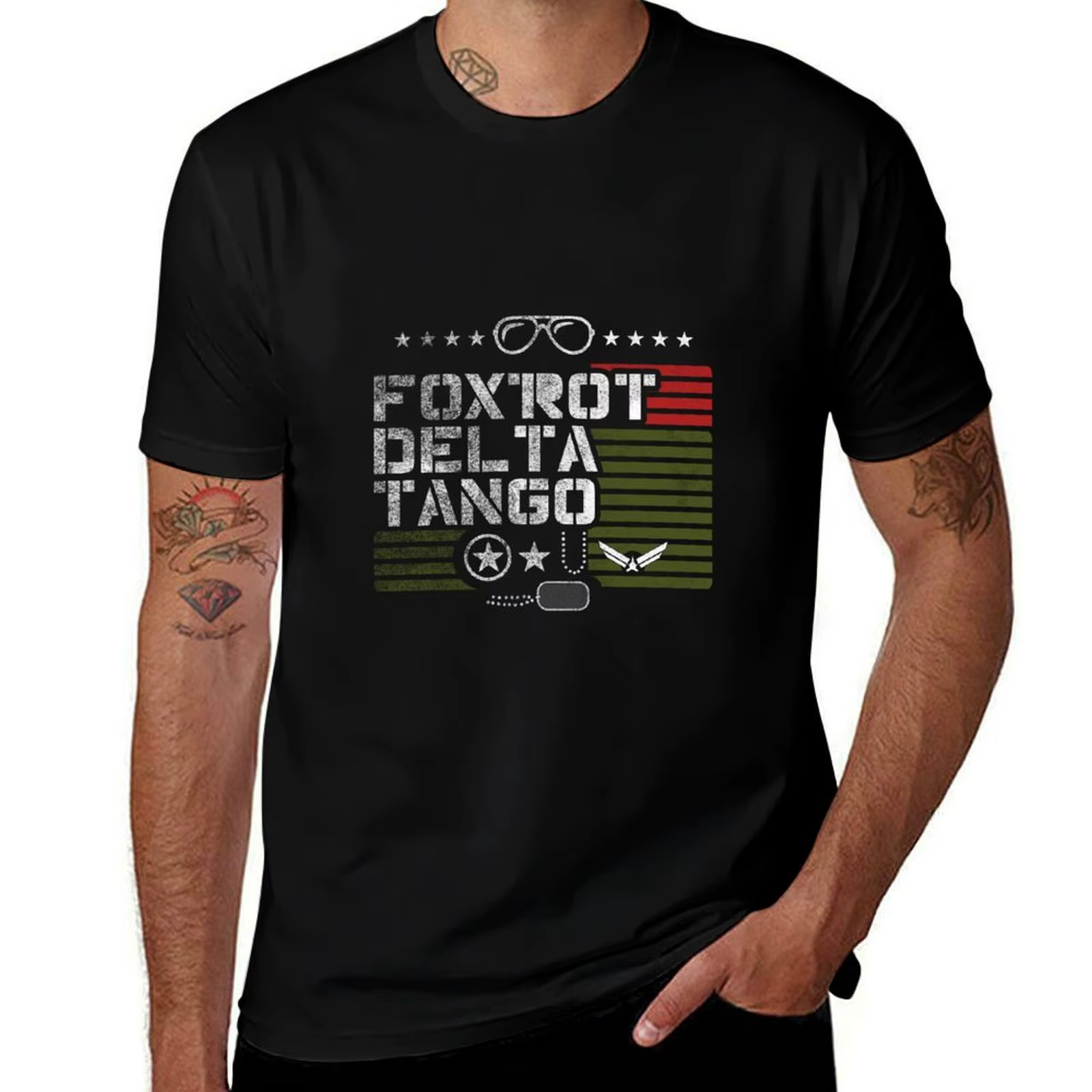Foxtrot Delta Tango : Design audacieux avec motif militaire - T-shirt vert à manches courtes pour l'