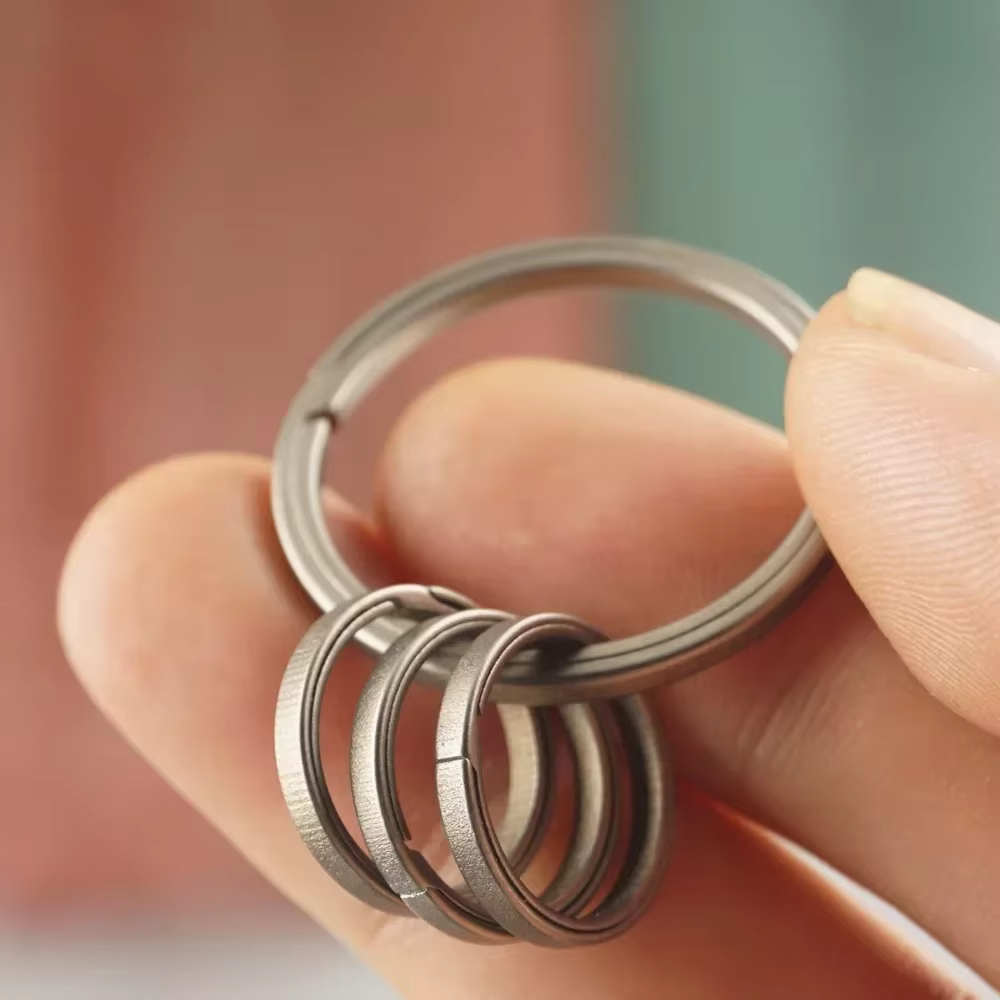 Porte-clés en alliage de titane de haute qualité, porte-clés polyvalent en métal élastique Durable, 