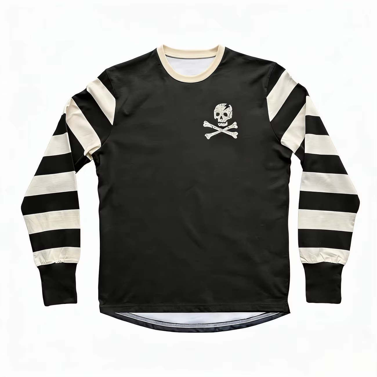 Ce t-shirt à manches rayées présente un motif rétro de crâne de pirate au centre, le rendant un clas