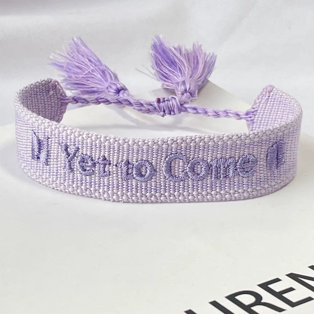 Accessoires du concert mondial BT21 BTS 2026 : Éventail brodé à la main avec lettres et pompons – Ca