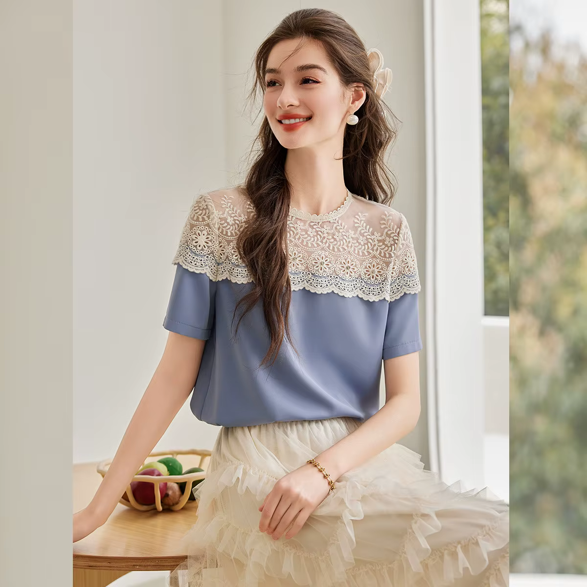 LOUIS YAO chemise femme 2025 été épaule creuse dentelle conception T-shirt tempérament élégant col r