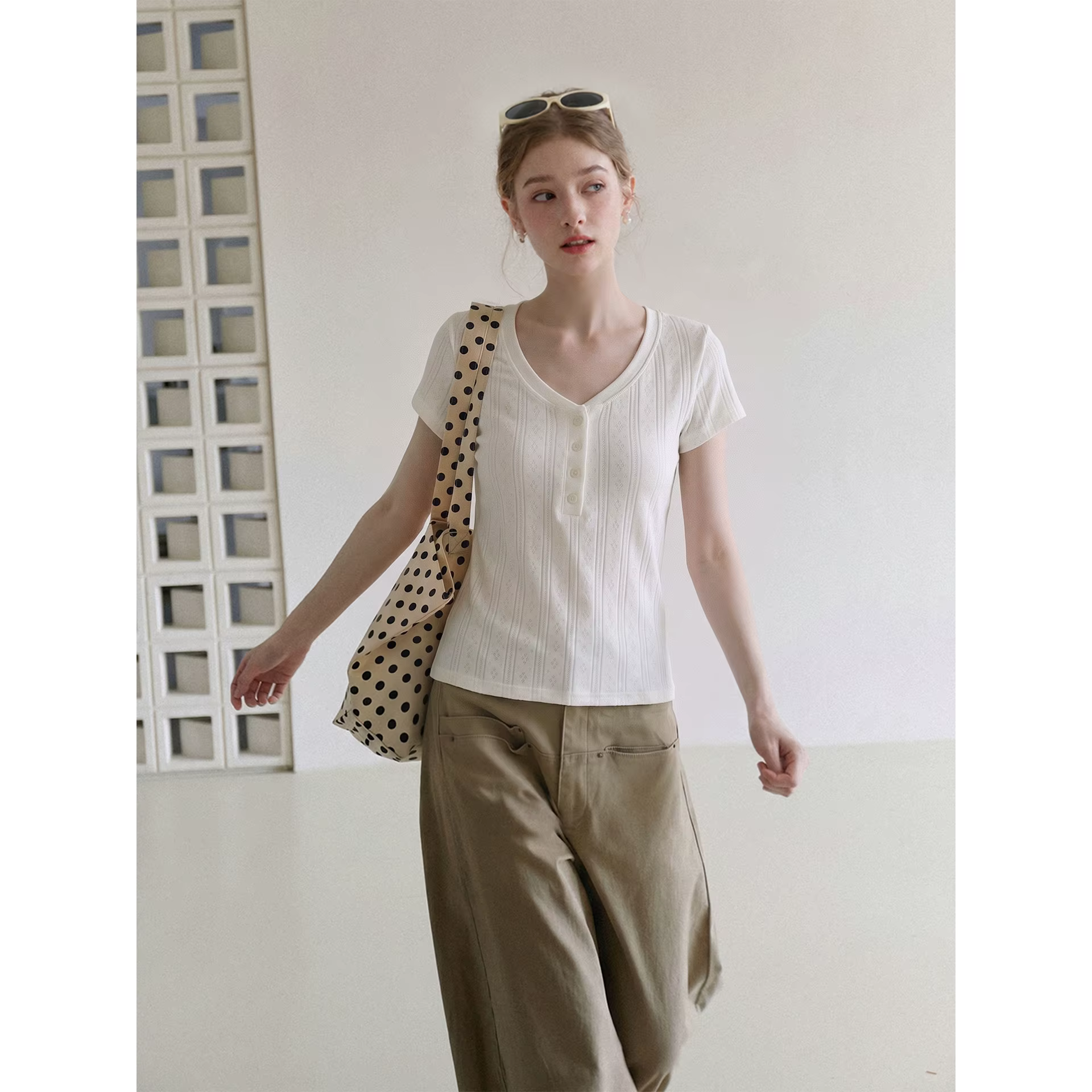 T-shirt blanc pour femme, col semi-ouvert boutonné, épaules classiques, manches courtes, coupe ajust