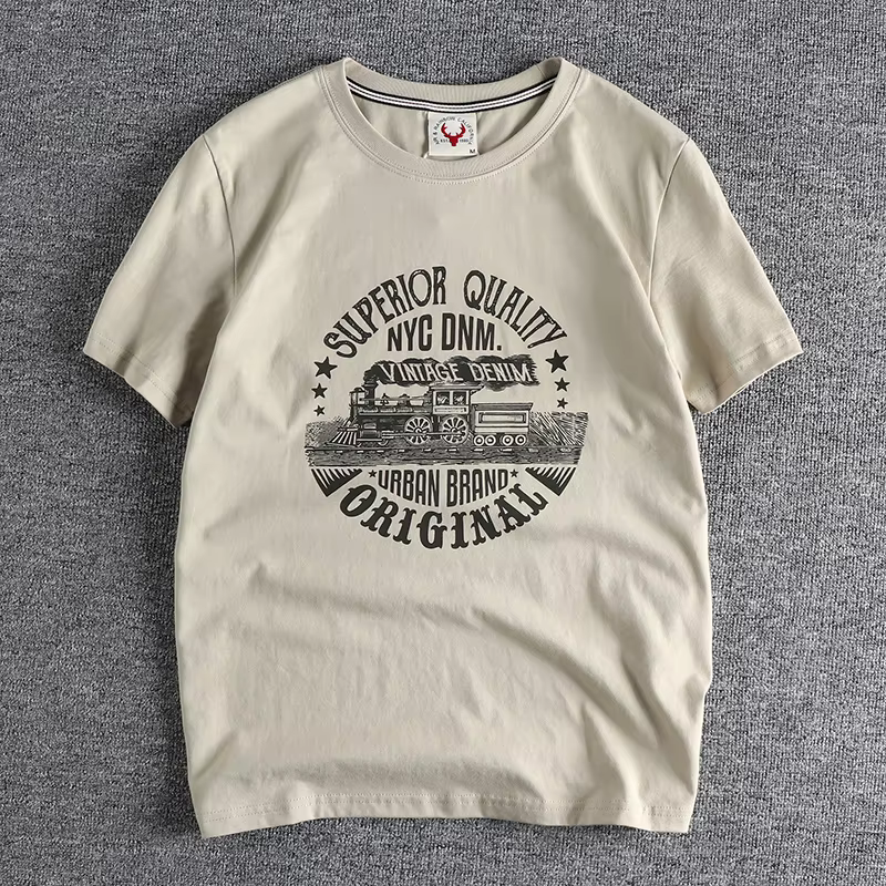 T-shirt à manches courtes pour hommes avec motif train emblématique, idéal pour un look classique et