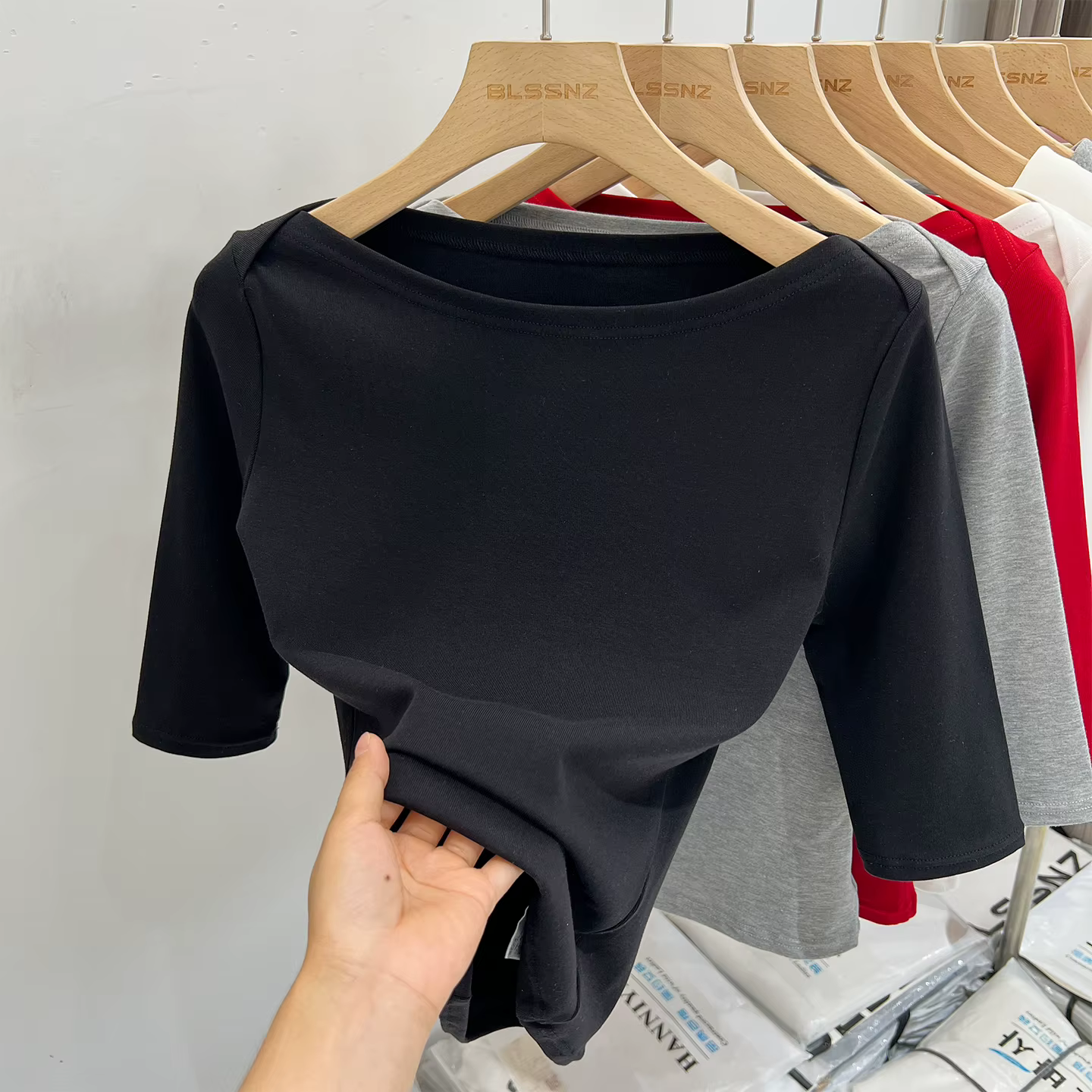 Haut blanc basique 2026 Nouvelle collection été T-shirt femme à épaules dénudées col U Manches trois