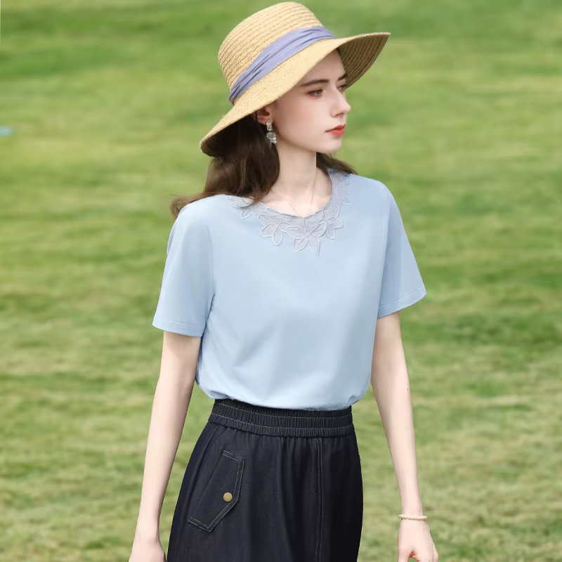 I BELIEVE YOU T-shirt pour femme en coton bleu clair à col rond et dentelle florale, manches courtes