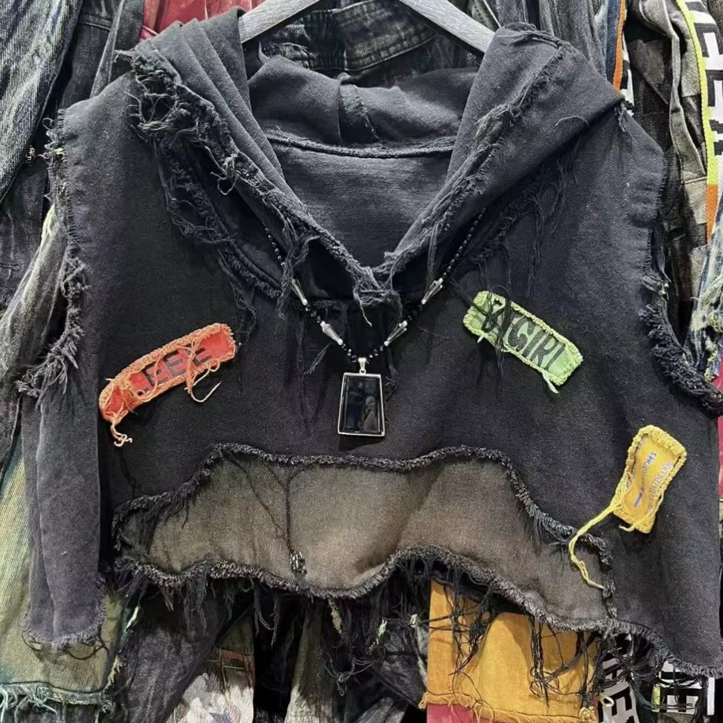 Gilet streetwear patchwork personnalisé, haut court à capuche, design perforé, à la mode et haut de 