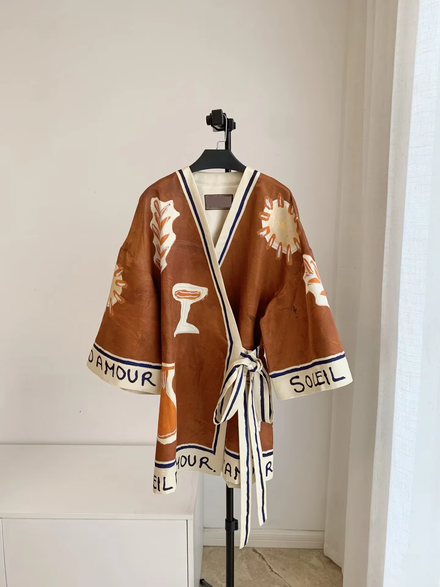 Robe courte en chanvre et soie marron caramel peinte à la main avec lacets pour femme 2026