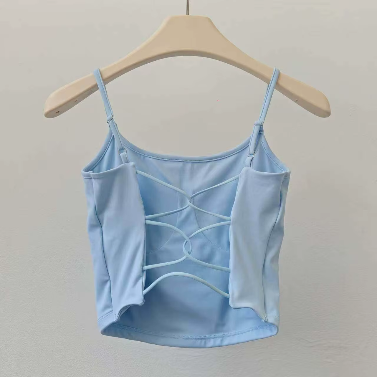 Haut de yoga polyvalent pour femme avec coussinets de poitrine et bretelles croisées au dos, idéal p
