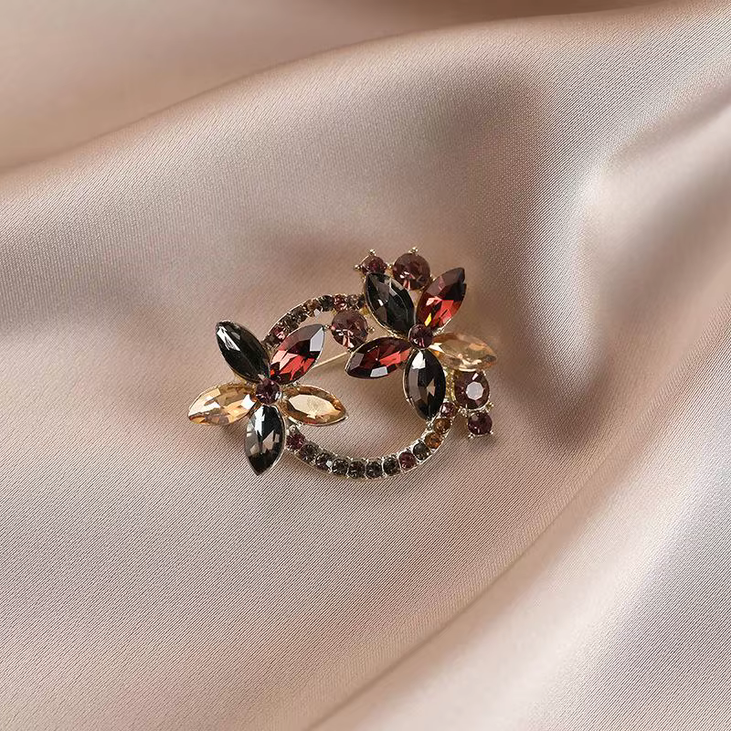 Broche en strass - Accessoire de luxe pour femme, idéale pour le bureau, la décoration de fête, ou c
