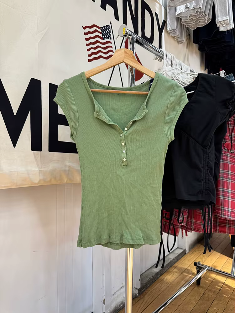 Nouveau T-shirt côtelé vert à huit boutons pour femme, col rond, en coton, manches courtes, style vi