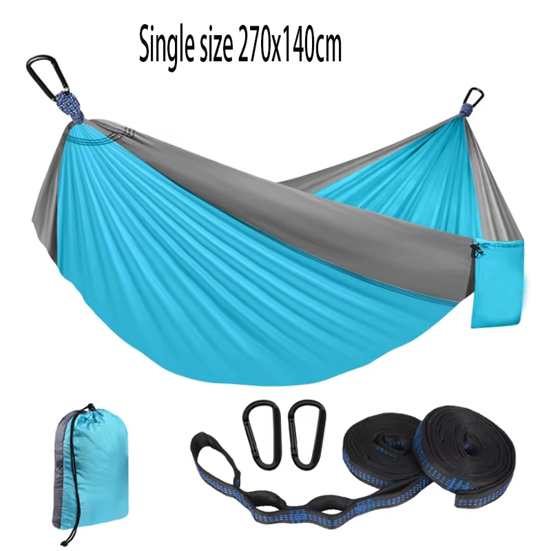 Le hamac de camping est un hamac portable avec des attaches dans les arbres et des sacs de transport