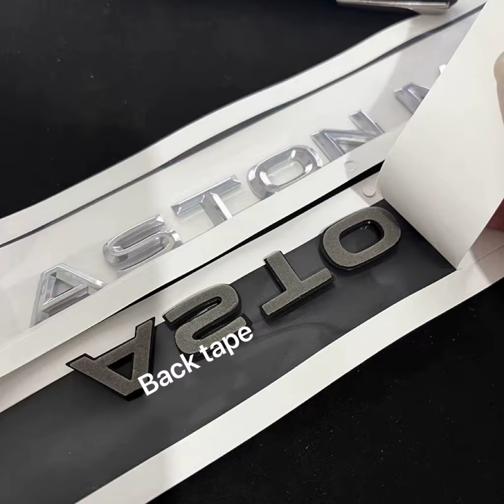 Logo Aston Martin - ASTON MARTIN (en lettres anglaises) - emblème de coffre - autocollant de pare-ch