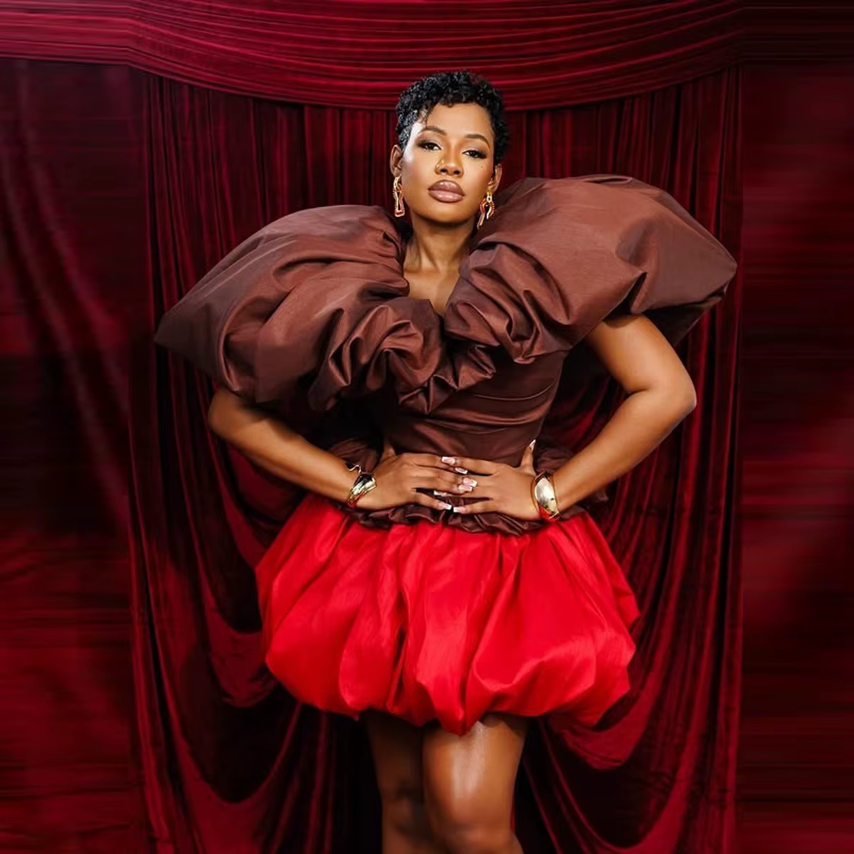 Robe de bal color block marron et rouge, robe de soirée formelle en taffetas à épaules volantées vol
