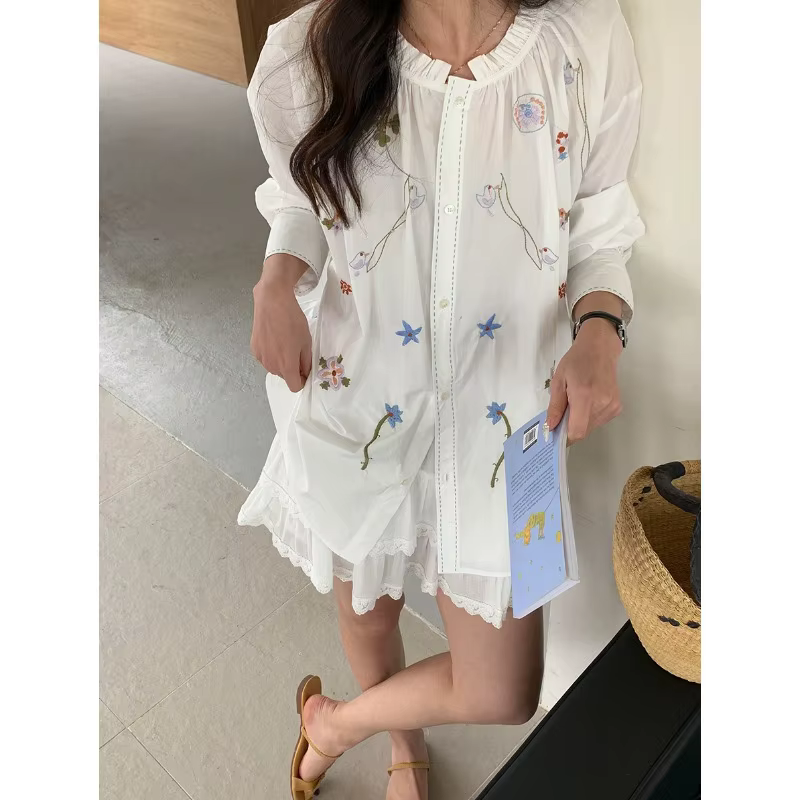 Chemise française avec broderie robuste et design à coutures apparentes
