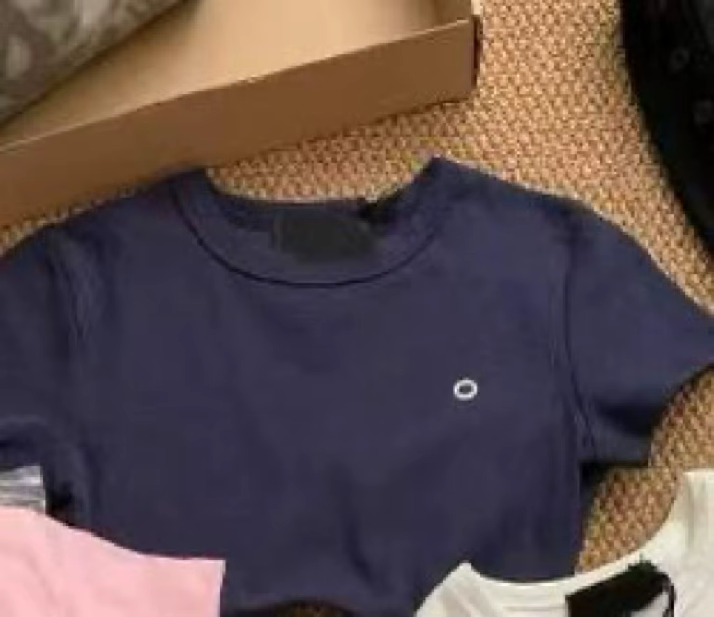 T-shirt à manches courtes avec lettres imprimées pour femmes avec un design amincissant, est une nic
