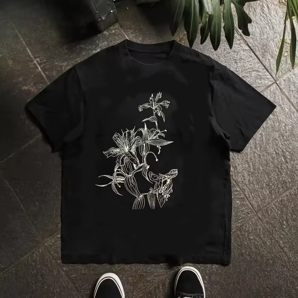 Line Art : T-shirt à manches courtes au style frais et preppy avec motif de fleurs d'iris (design ré