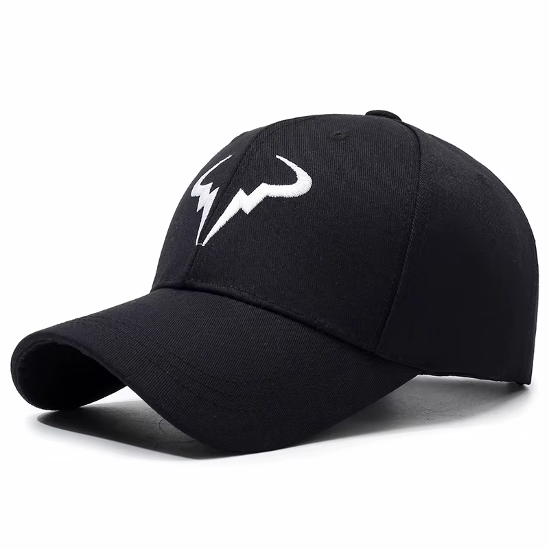Casquette de baseball noire élégante avec un taureau blanc unique - corne - comme le logo, idéale po