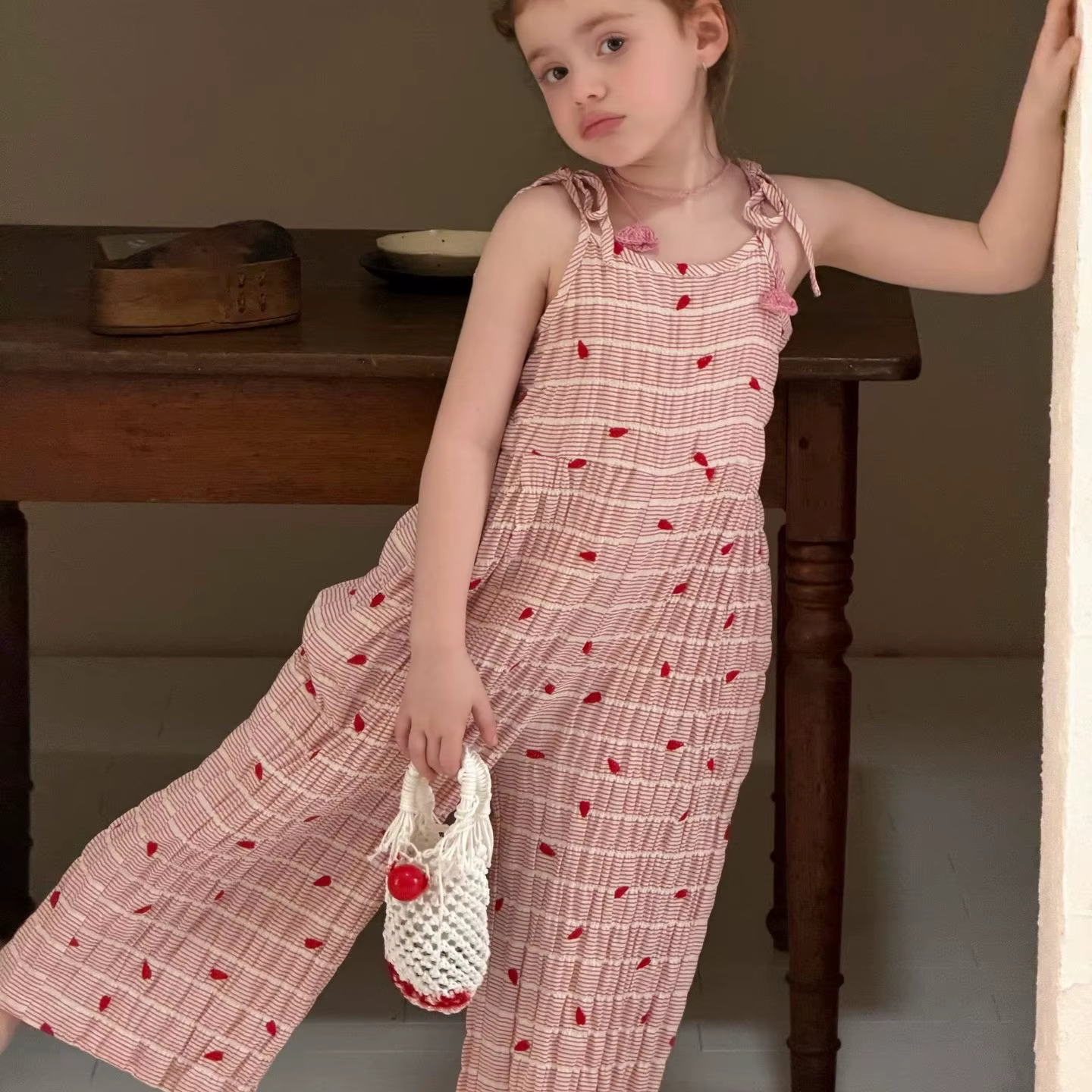 Vêtements coréens pour enfants 2026 Nouvelle collection été Combinaison-pantalon rouge rayée brodée 