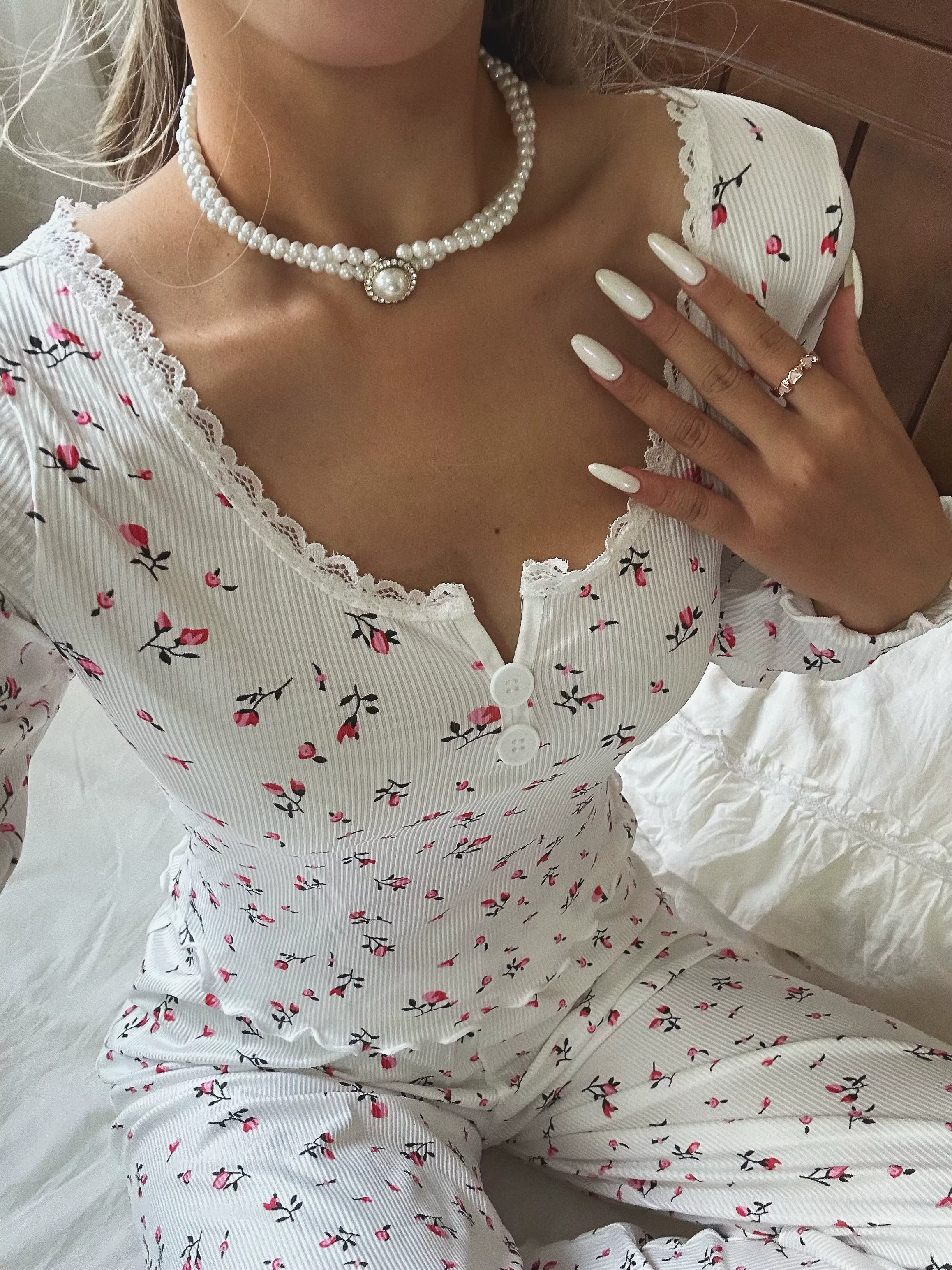 Ensemble de pyjama floral français pour femmes : col en V, dentelle, manches longues et pantalon (pr