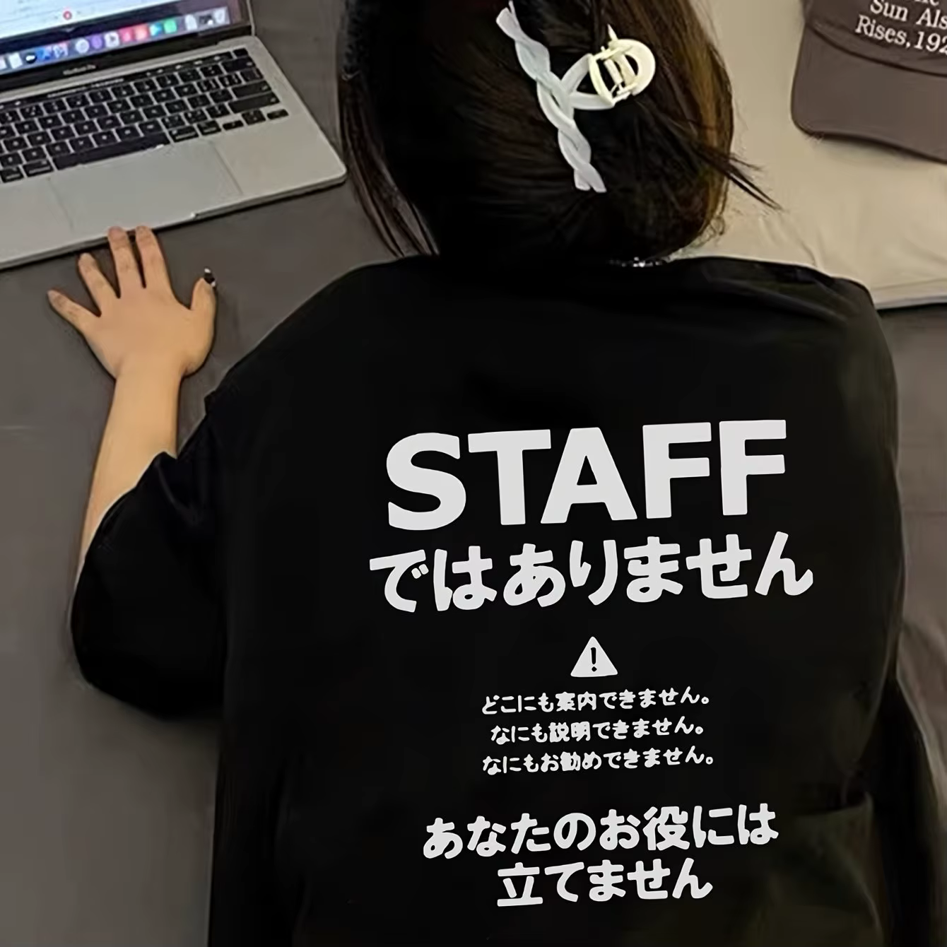 Ce nouveau t-shirt pour femme est confortable et respirant, un article indispensable pour les vacanc