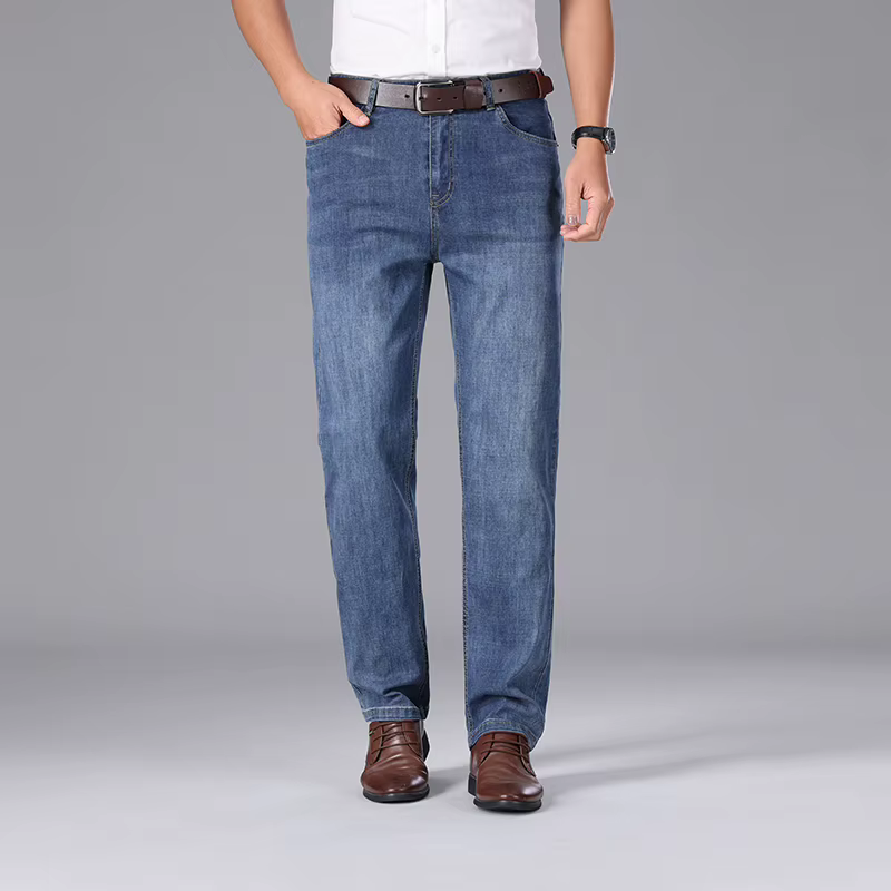 Jean droit ample et léger pour homme, collection été 2026, avec badge classique, style décontracté c