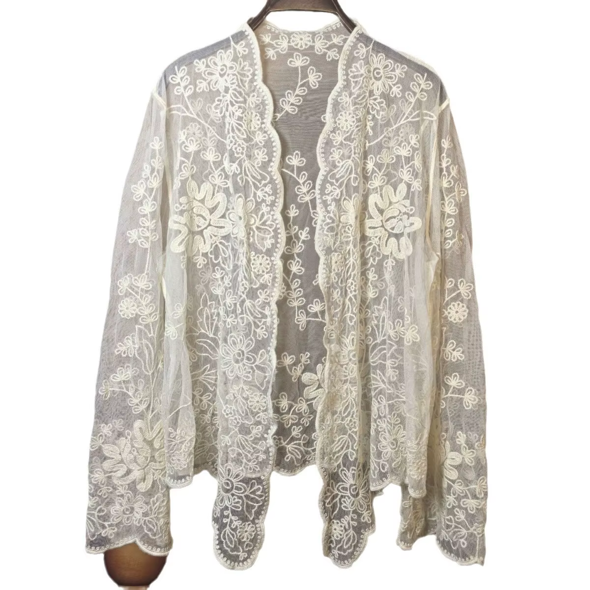 Chemise chic haut de gamme style étranger, en dentelle ajourée au crochet, avec base en dentelle cor