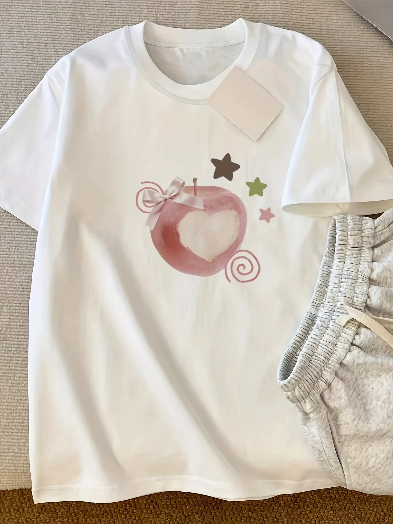 T-shirt blanc pour femme, haut d'été décontracté avec motif cœur de pomme rouge, coupe ajustée, pour