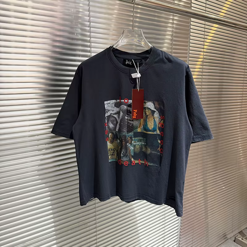 T-shirt vintage délavé bleu avec trous et déchirures, motif imprimé craquelé, style streetwear, pour